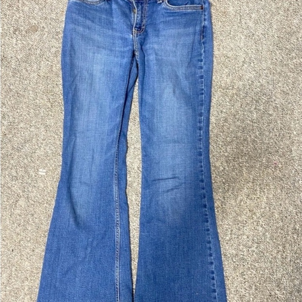 Women wrangle jeans